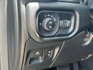 Ram 1500 2025 4x4 Laramie Cabina Tripulación 4p caja de 5.6 pies Pickup