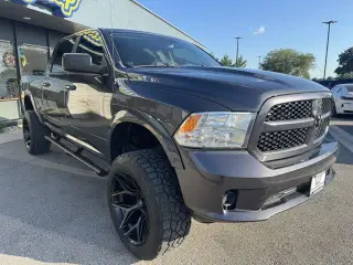 Ram 1500 Classic 2019 4x4 Lone Star Silver Cabina Crew Cab de 4 puertas y caja corta de 6.3 pies
