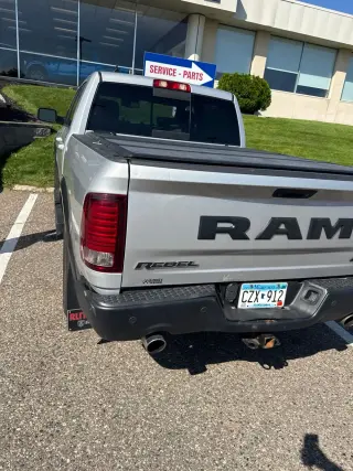 Ram 1500 2017 4x4 Rebel de 4 puertas, cabina tripulación, batea de 5.5 pies