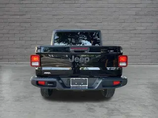 Jeep Gladiator 2025 4x4 Big Bear 4 puertas Doble Cabina Caja Corta de 5.0 pies