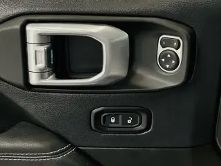 Jeep Wrangler Unlimited 2018 4x4 Sahara 4 puertas SUV (lanzamiento de mitad de año)