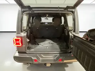 Jeep Wrangler Unlimited 2018 4x4 Sahara 4 puertas SUV (lanzamiento de mitad de año)