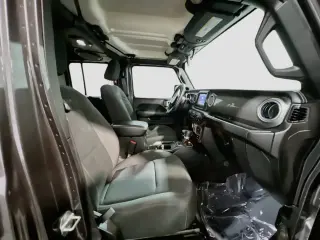 Jeep Wrangler Unlimited 2018 4x4 Sahara 4 puertas SUV (lanzamiento de mitad de año)