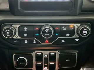 Jeep Wrangler Unlimited 2018 4x4 Sahara 4 puertas SUV (lanzamiento de mitad de año)