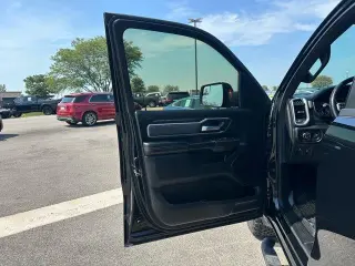 Ram 1500 2021 4x4 Big Horn 4dr Crew Cab 5.6 ft. SB Camioneta