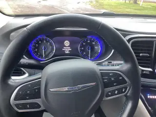 Chrysler Pacifica 2021 Touring 4p Minivan