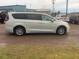 Chrysler Pacifica 2021 Touring 4p Minivan
