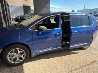 Chrysler Pacifica 2020 Limited Red S 4dr Mini-Van