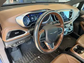 Chrysler Pacifica 2020 Limited Red S 4dr Mini-Van