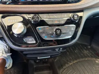 Chrysler Pacifica 2020 Limited Red S 4dr Mini-Van