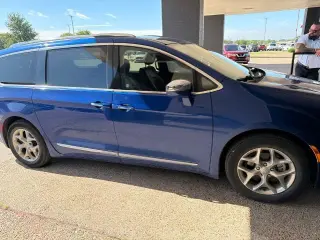 Chrysler Pacifica 2020 Limited Red S 4dr Mini-Van