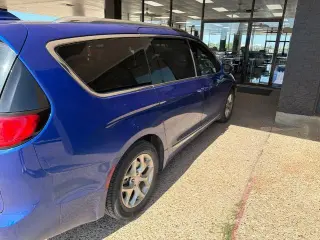 Chrysler Pacifica 2020 Limited Red S 4dr Mini-Van