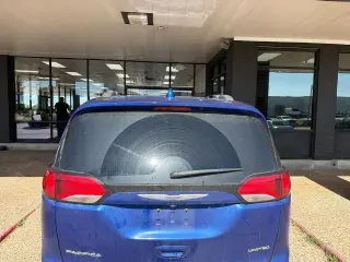 Chrysler Pacifica 2020 Limited Red S 4dr Mini-Van