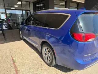 Chrysler Pacifica 2020 Limited Red S 4dr Mini-Van