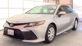 Toyota Camry Híbrido 2021 LE 4p Sedán