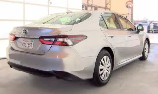 Toyota Camry Híbrido 2021 LE 4p Sedán