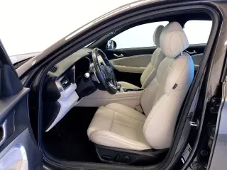 Genesis G70 2025 2.5T Estándar 4p Sedan