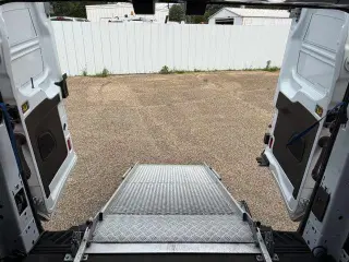 Ford Transit 2019 150 3 puertas SWB techo bajo furgón de carga con puertas laterales del lado del pasajero 60/40
