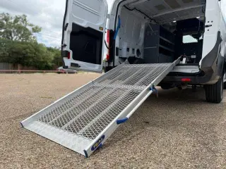 Ford Transit 2019 150 3 puertas SWB techo bajo furgón de carga con puertas laterales del lado del pasajero 60/40