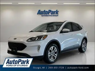 Ford Escape 2022 con tracción en las cuatro ruedas y SEL, SUV de cuatro puertas