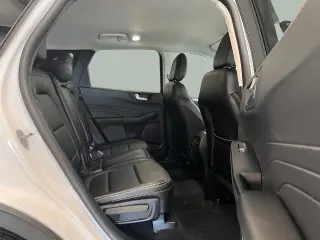 Ford Escape 2022 con tracción en las cuatro ruedas y SEL, SUV de cuatro puertas