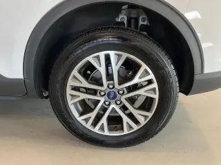 Ford Escape 2022 con tracción en las cuatro ruedas y SEL, SUV de cuatro puertas