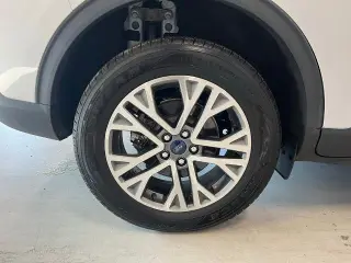 Ford Escape 2022 con tracción en las cuatro ruedas y SEL, SUV de cuatro puertas