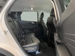 Ford Escape 2022 con tracción en las cuatro ruedas y SEL, SUV de cuatro puertas