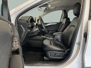 Ford Escape 2022 con tracción en las cuatro ruedas y SEL, SUV de cuatro puertas