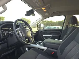 Nissan Titan 2023 4x4 SV 4dr Crew Cab 5.6 ft. SB