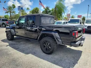 Jeep Gladiator 2023 4x4 Sport 4 puertas Cabina completa 5.0 ft. SB