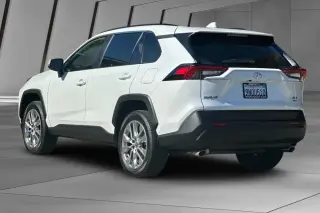 Toyota RAV4 2024 AWD XLE Premium 4dr SUV