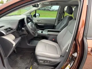 Toyota Sienna 2022 XLE 8-Pasajeros 4p Mini-Van