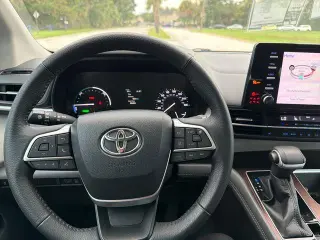 Toyota Sienna 2022 XLE 8-Pasajeros 4p Mini-Van