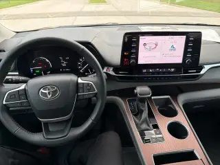 Toyota Sienna 2022 XLE 8-Pasajeros 4p Mini-Van