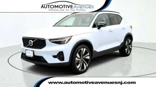 Volvo XC40 2024 AWD B5 Plus Tema Oscuro 4p SUV