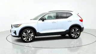 Volvo XC40 2024 AWD B5 Plus Tema Oscuro 4p SUV
