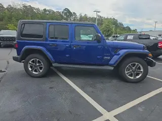Jeep Wrangler Unlimited 2018 4x4 Sahara 4dr SUV (lanzamiento a mitad de año)