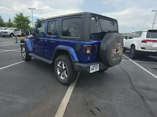 Jeep Wrangler Unlimited 2018 4x4 Sahara 4dr SUV (lanzamiento a mitad de año)