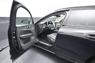 Volvo XC60 2025 AWD B5 Plus Dark Theme SUV de 4 puertas