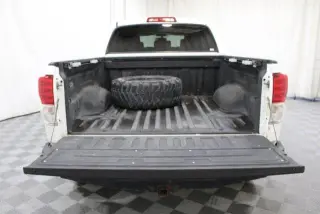 Toyota Tundra 2011 4x4 Grado 4dr CrewMax Cab Pickup SB (5.7L V8)