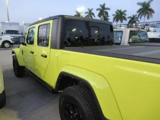 Jeep Gladiator 2023 4x4 Sport 4puertas Crew Cab 5.0 pies SB