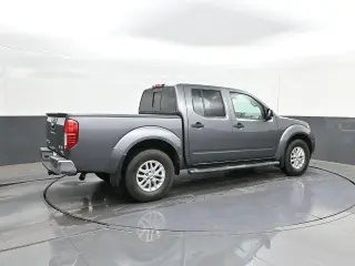 Nissan Frontier 2018 4x4 SV 4p Cab de tripulación 5 ft. SB 6M