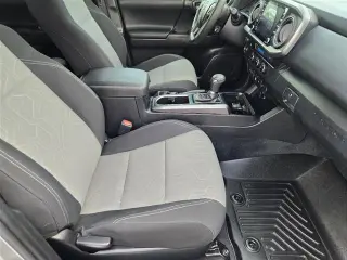 Toyota Tacoma 2023 4x2 TRD Sport 4puertas Doble Cabina 5.0 ft SB