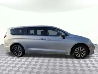 Chrysler Pacifica Plug-In Hybrid 2023 Touring L 4dr Mini-Van