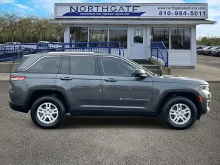 Jeep Grand Cherokee 2022 4x4 Laredo 4dr SUV (lanzamiento a mediado de año)
