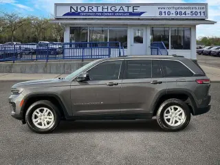Jeep Grand Cherokee 2022 4x4 Laredo 4dr SUV (lanzamiento a mediado de año)