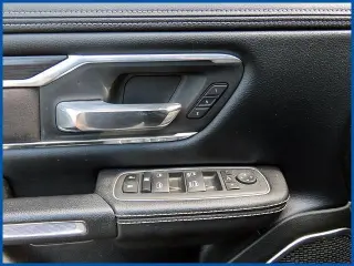 Ram 1500 2023 4x4 Laramie 4p Cabina de tripulación 5.6 ft. SB Camioneta