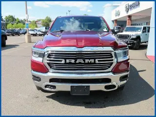 Ram 1500 2023 4x4 Laramie 4p Cabina de tripulación 5.6 ft. SB Camioneta