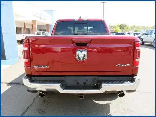 Ram 1500 2023 4x4 Laramie 4p Cabina de tripulación 5.6 ft. SB Camioneta